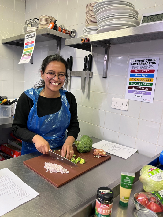 Learner on a cooking on a Budget Multiply workshop chopping food.